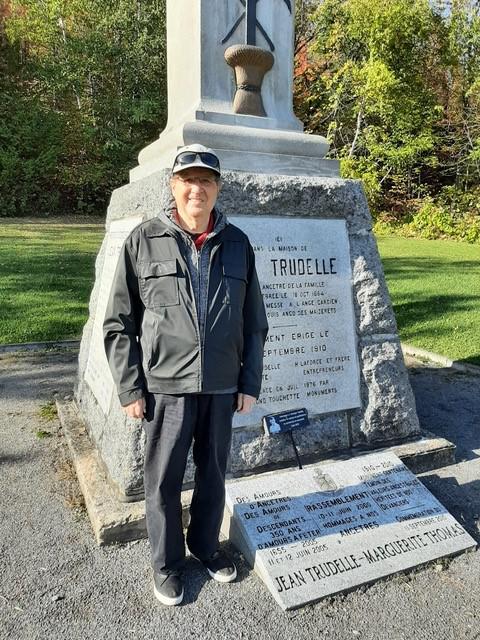 Louison Trudel devant le monument